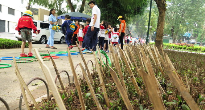 Hà[-]Nội:Cắm[-]chông[-]trong[-]vườn[-]hoa[-]để…[-]ngăn[-]chó